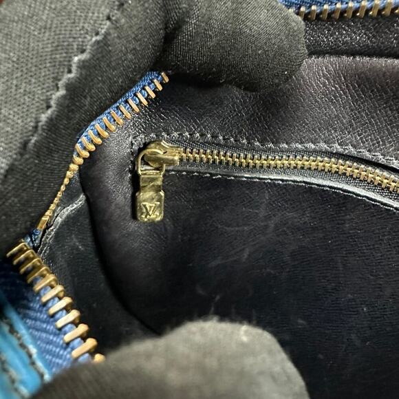 Authentic Louis Vuitton Epi Jeune Fille Leather Crossbody Shoulder Bag - Picture 12 of 15